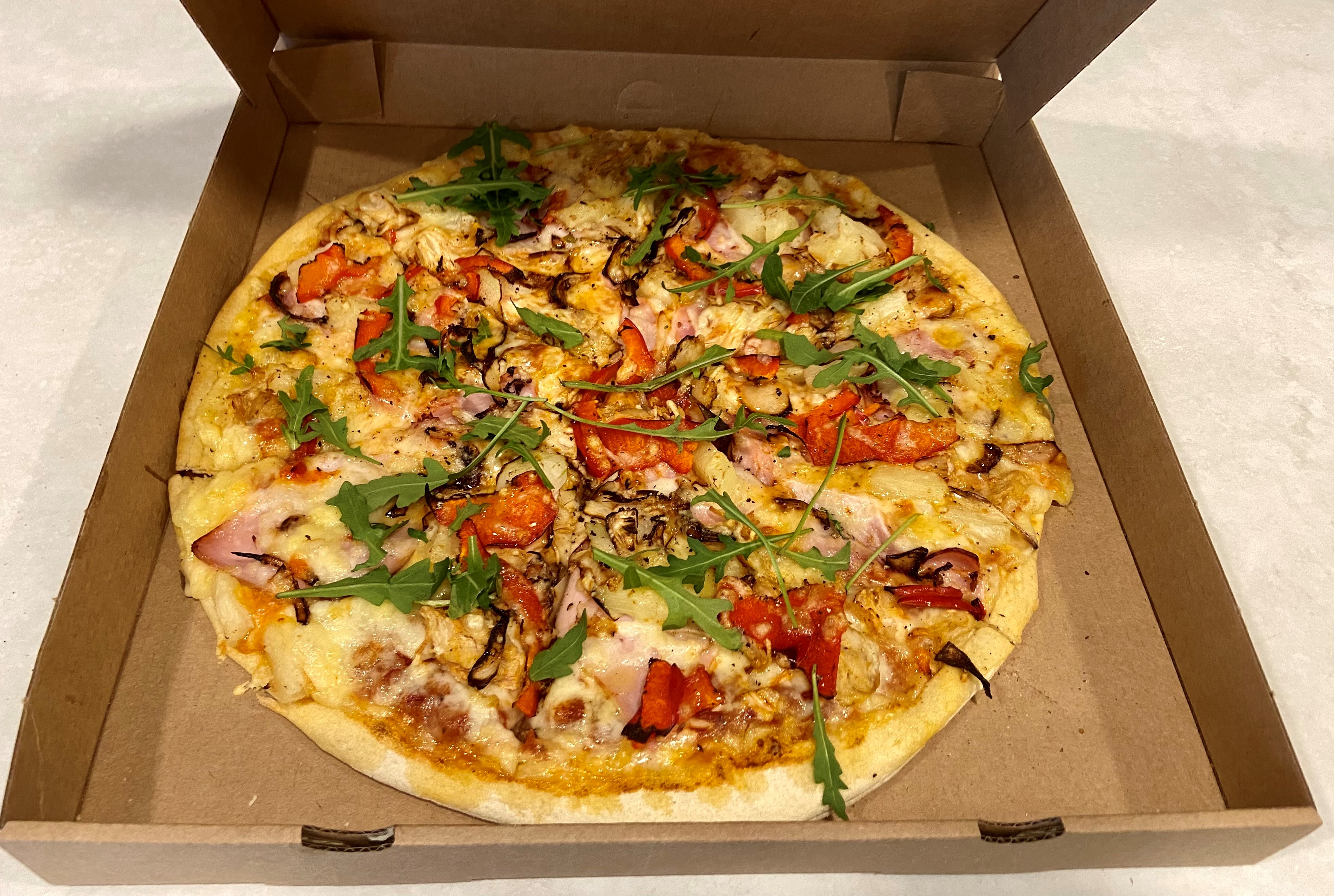 Okkatee Pitsa Kana-singi-ananassi pitsa