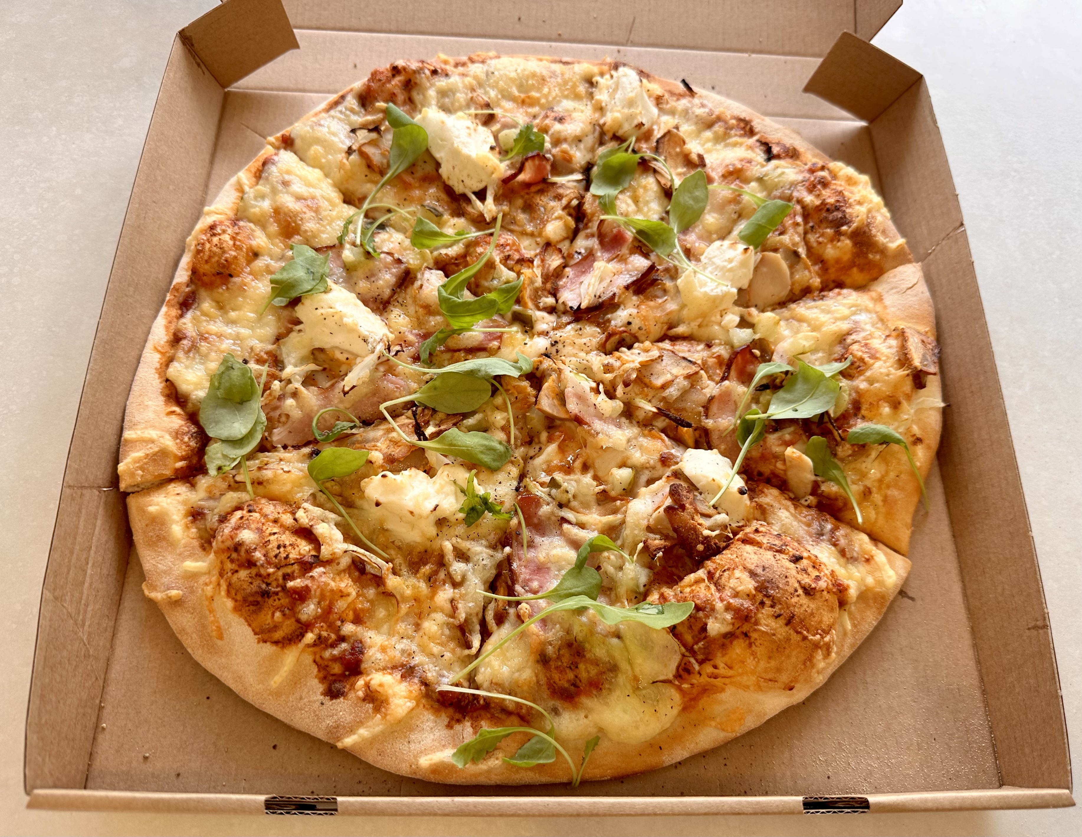 Okkatee Pitsa Kanakebabi-peekoni pitsa