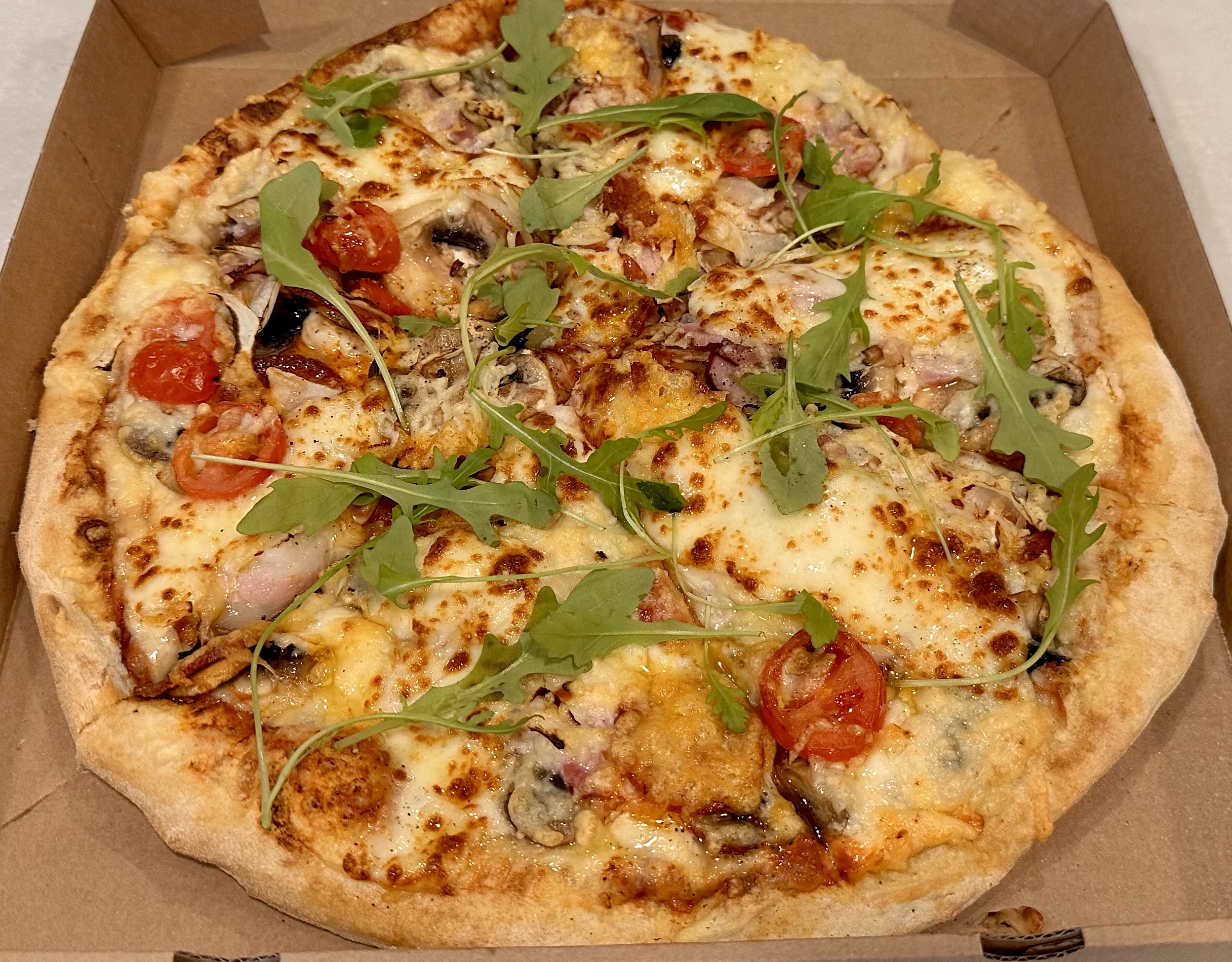 Okkatee Pitsa Šampinioni-peekoni-pepperoni pitsa